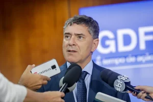 “Está de pé”, diz novo secretário do DF sobre reajuste de servidores