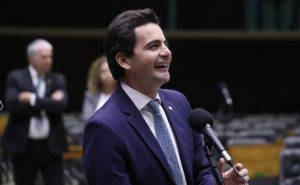 Fabio Garcia defendeu valorização e desenvolvimento do servidor público - Foto: Bruno Spada/Câmara dos Deputados Fonte: Agência Câmara de Notícias